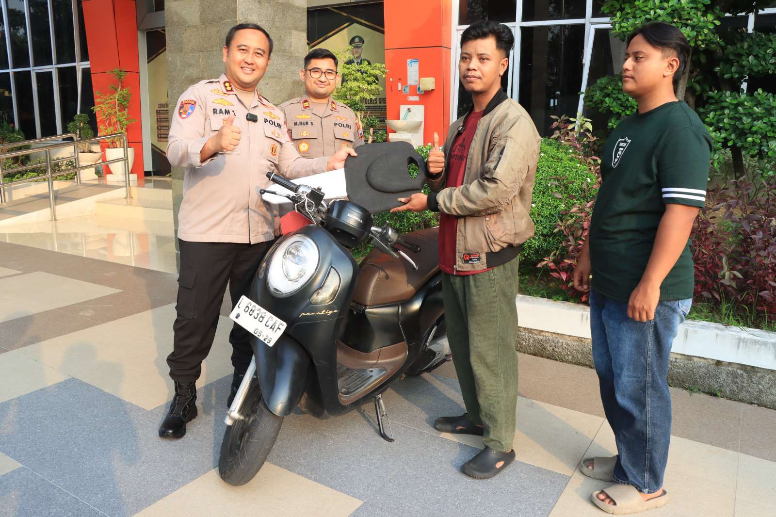 Foto: Kapolres Gresik AKBP Ramadhan Nasution menyerahkan sepeda motor hasil ungkap kasus curanmor dan begal kepada pemilik sah tanpa biaya.