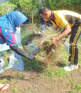 Hari Bhayangkara ke-79, Bhabinkamtibmas Jambangan Dampingi Penjurian Pekarangan Pangan Bergizi untuk Perkuat Ketahanan Pangan Warga
