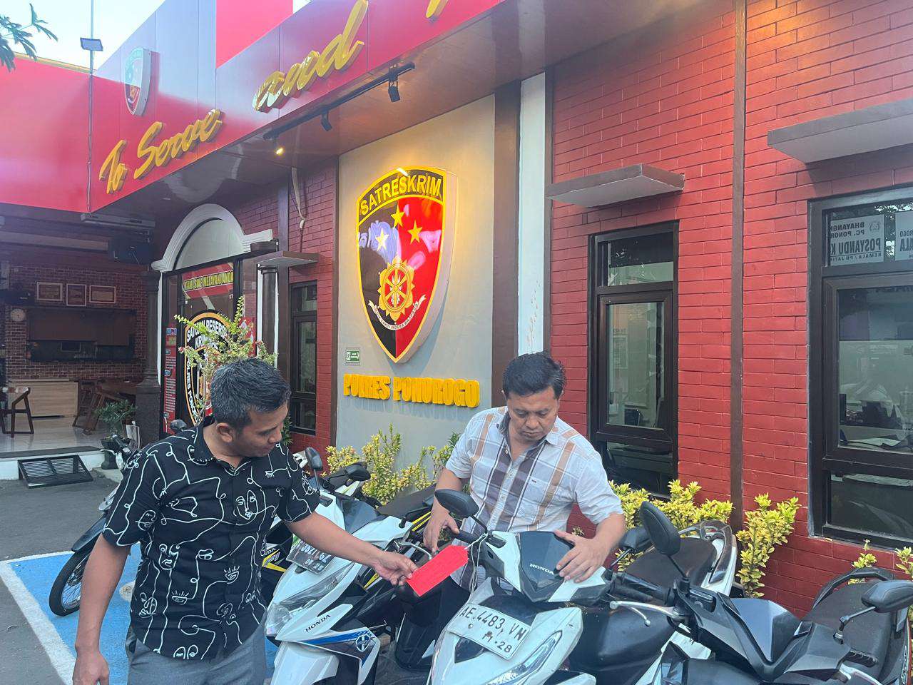 Foto: Satreskrim Polres Ponorogo menunjukkan barang bukti sepeda motor hasil curian yang diamankan dari dua pelaku curanmor lintas kota asal Brebes.