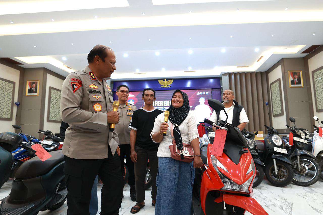 Foto: Kapolda Jawa Timur Irjen Pol Nanang Avianto saat konferensi pers pengungkapan kasus 3C dan pengembalian kendaraan korban curanmor serta begal di Mapolda Jatim.