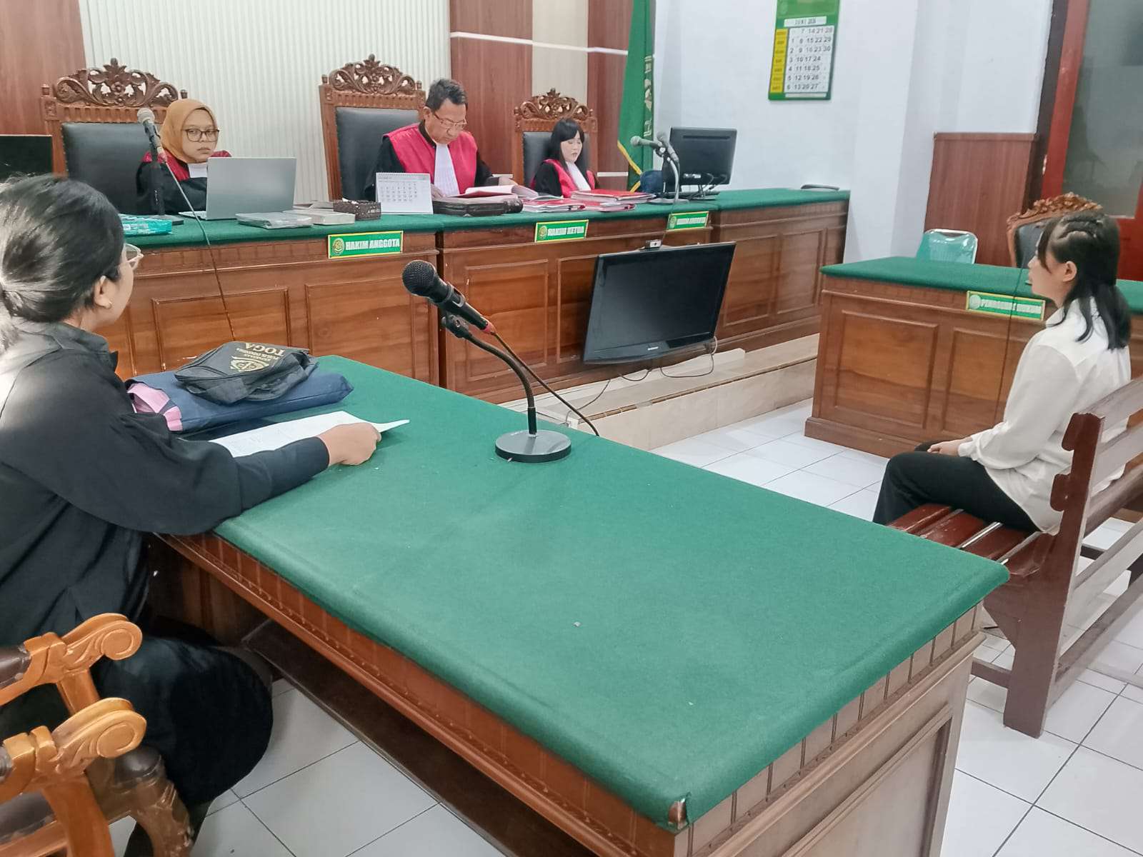 Foto: Terdakwa kasus promosi situs judi online melalui akun Instagram menjalani sidang dakwaan di Pengadilan Negeri Surabaya.