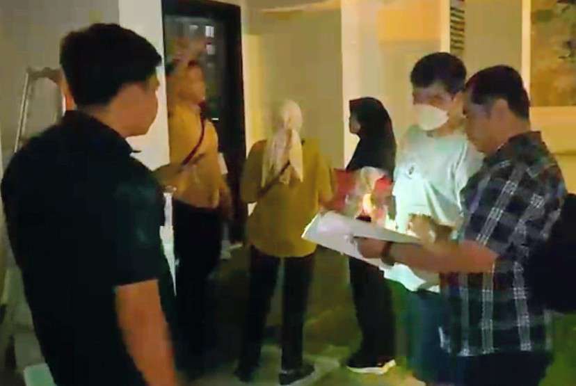 Foto: Tim Tangkap Buron Kejari Surabaya mengamankan Liauw Inggarwati dan Bastian Widjaja, terpidana korupsi kredit fiktif Bank Jatim senilai Rp4,75 miliar yang buron selama hampir tiga tahun.
