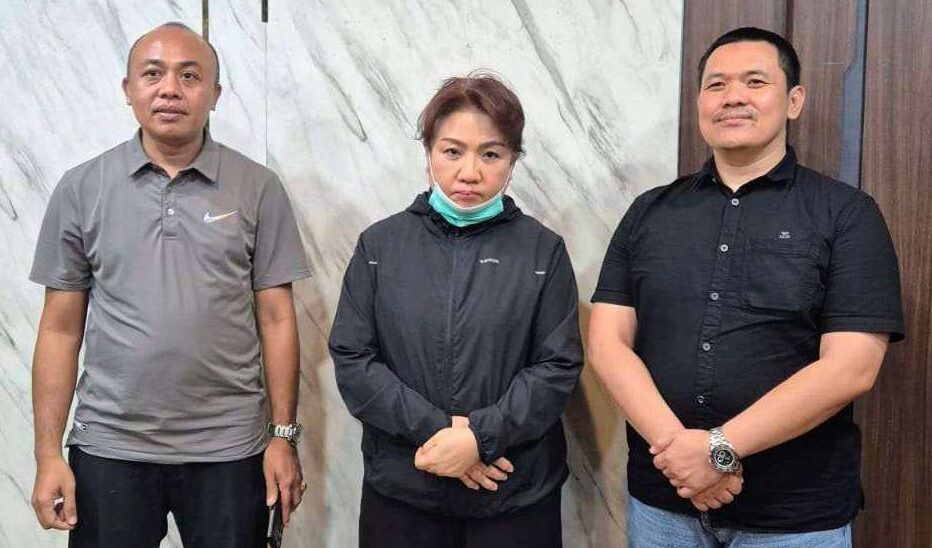 Foto: Satgas SIRI Kejaksaan Agung bersama tim gabungan saat mengamankan terpidana penggelapan Bo Feng Mei alias Henny Melany di Surabaya setelah 14 tahun buron.