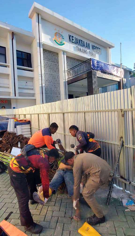 Pekerja Proyek Kejari Tanjung Perak Meninggal Mendadak di Lokasi Kerja, Polisi Lakukan Penyelidikan