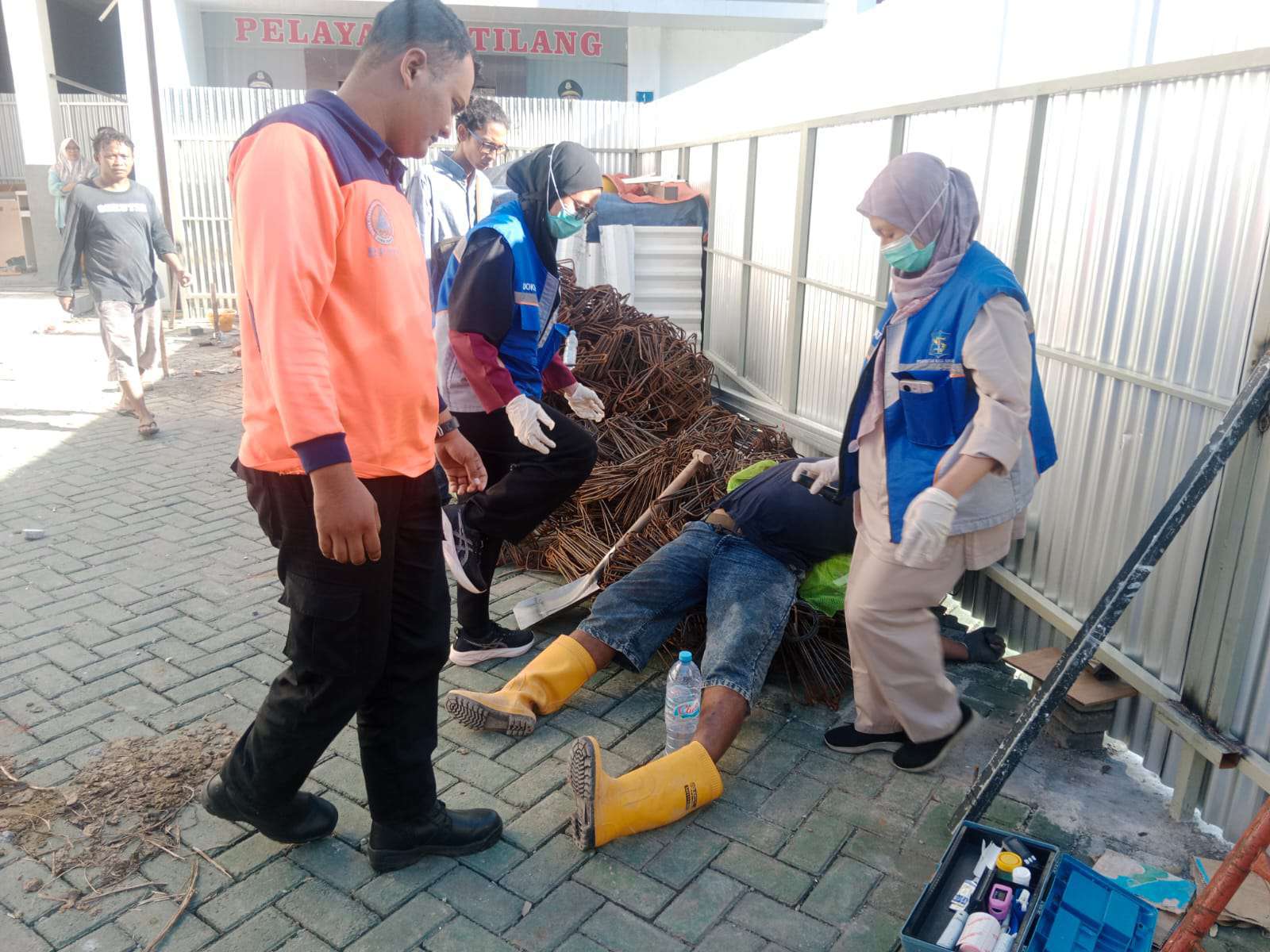 Foto: Petugas BPBD Kota Surabaya dan Tim Inafis Polrestabes Surabaya melakukan penanganan serta evakuasi pekerja proyek yang meninggal dunia di area Kejaksaan Negeri Tanjung Perak Surabaya.