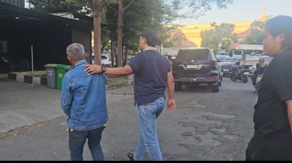 Foto: Polres Pelabuhan Tanjung Perak mengamankan lansia pelaku pencurian tiang besi bekas rambu lalu lintas milik Dinas Perhubungan Surabaya yang viral di media sosial.