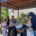 Bhabinkamtibmas Perak Barat Dampingi Panen Hidroponik KWT Dorang Cinta, Perkuat Ketahanan Pangan Warga