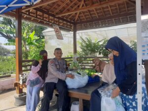 Bhabinkamtibmas Perak Barat Dampingi Panen Hidroponik KWT Dorang Cinta, Perkuat Ketahanan Pangan Warga