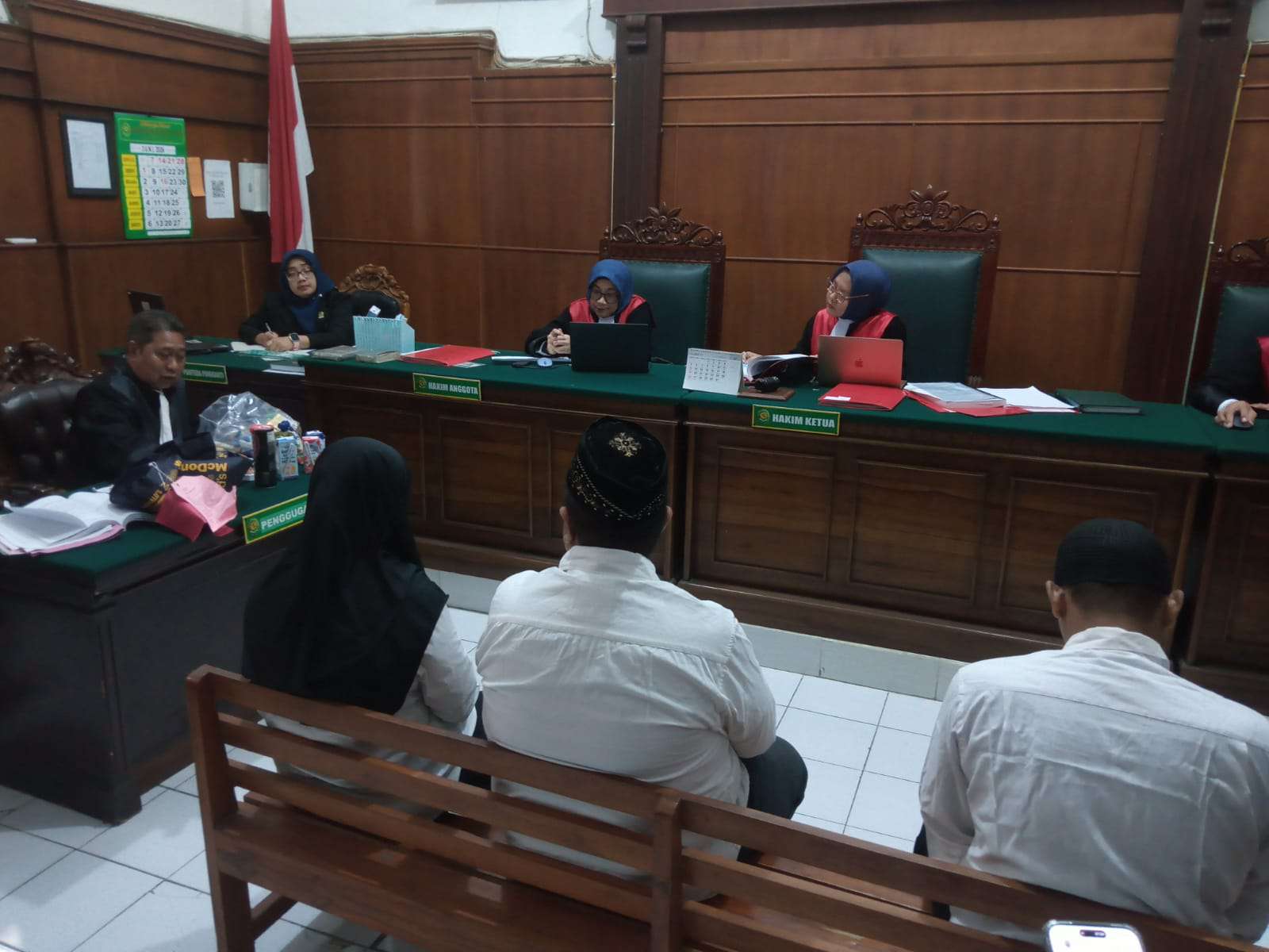 Foto: Terdakwa Adi Purwoko dan Agatha menjalani sidang dugaan peredaran produk kedaluwarsa di Pengadilan Negeri Surabaya.