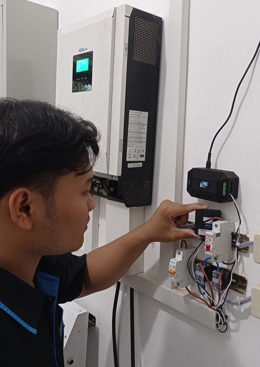 Foto: Mahasiswa ITS Surabaya menunjukkan inovasi Hi-VITS, sistem pintar pendeteksi dini potensi kebakaran listrik berbasis pemantauan real time.
