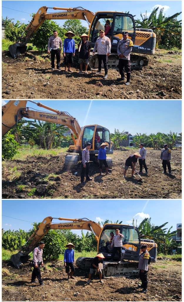 Foto: Personel Polsek Kenjeran bersama petani dan alat berat ekskavator melakukan pengolahan lahan jagung di Kelurahan Tambak Wedi, Surabaya, dalam mendukung Program Ketahanan Pangan Polda Jawa Timur.