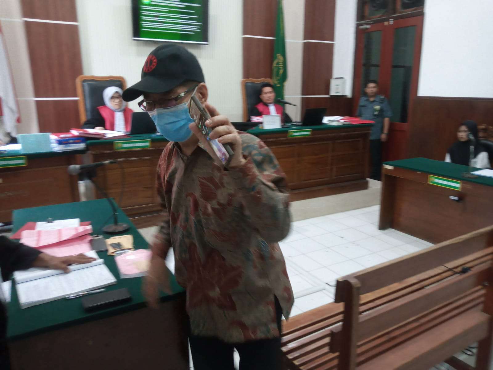 Foto: Suasana sidang dugaan pencurian dana Rp1,285 miliar di Pengadilan Negeri Surabaya dengan keterangan saksi pelapor Tonny Soegiono dan terdakwa Nur Hasannah Prasetya.