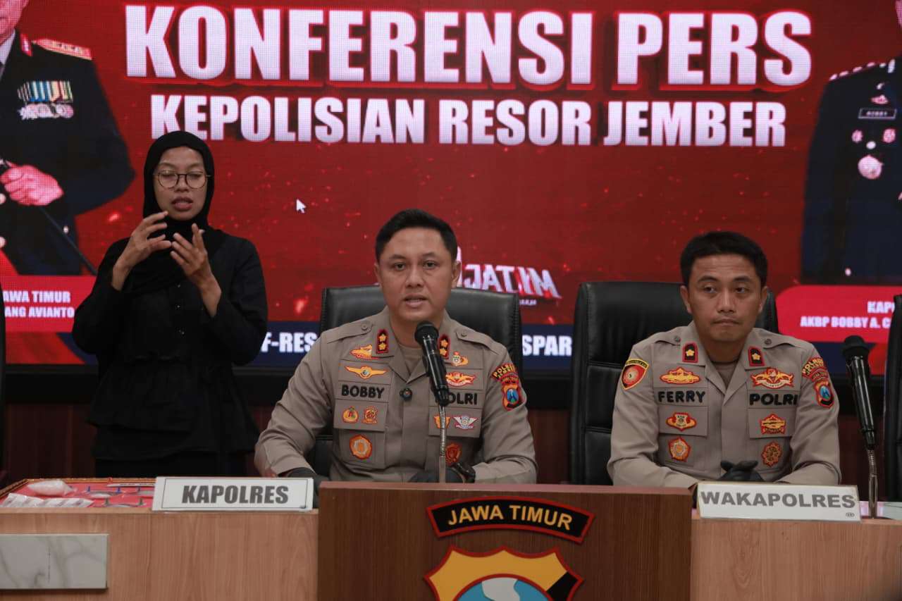 Foto: Konferensi pers Kapolres Jember AKBP Bobby A Condro Putra menunjukkan barang bukti hasil pengungkapan 24 kasus narkotika di Kabupaten Jember.