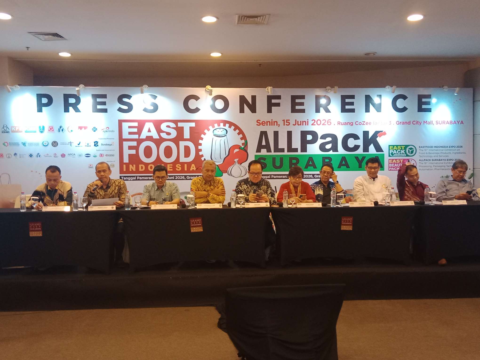 Foto: Daud Salim CEO Krista Exhibitions Group saat konferensi pers EastFood Indonesia Expo dan ALLPACK Surabaya 2026 di Grand City Surabaya.