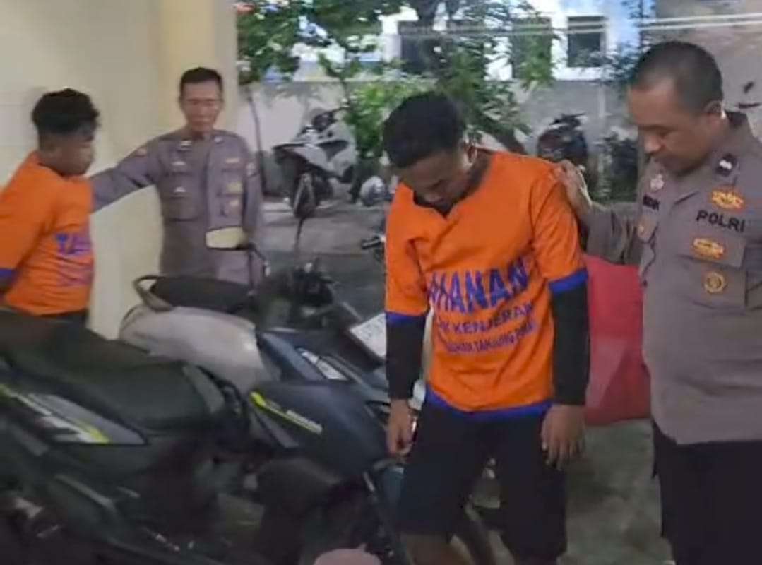 Foto: Dua pelaku pencurian handphone dengan modus menagih utang diamankan warga dan polisi di kawasan Kalilom Lor Surabaya.