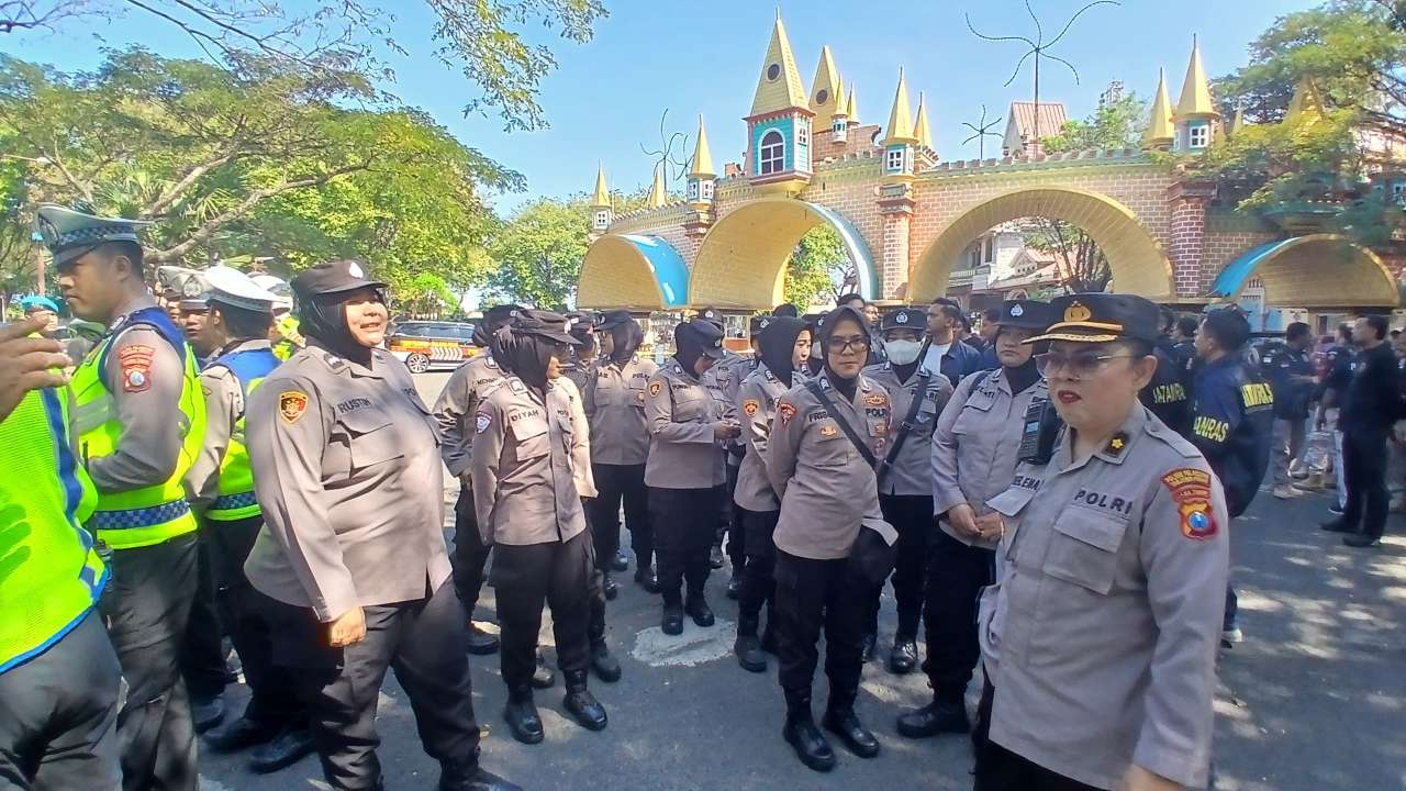 Foto: Personel gabungan TNI, Polri, dan Pemkot Surabaya saat apel gelar pasukan pengamanan pengesahan warga baru PSHT di Kenpark Surabaya.