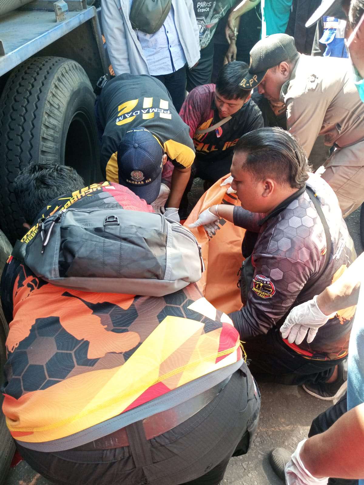 Foto: Petugas gabungan mengevakuasi korban kecelakaan lalu lintas antara sepeda motor Yamaha X-Ride dan truk tangki air di Jalan Demak, Bubutan, Surabaya.