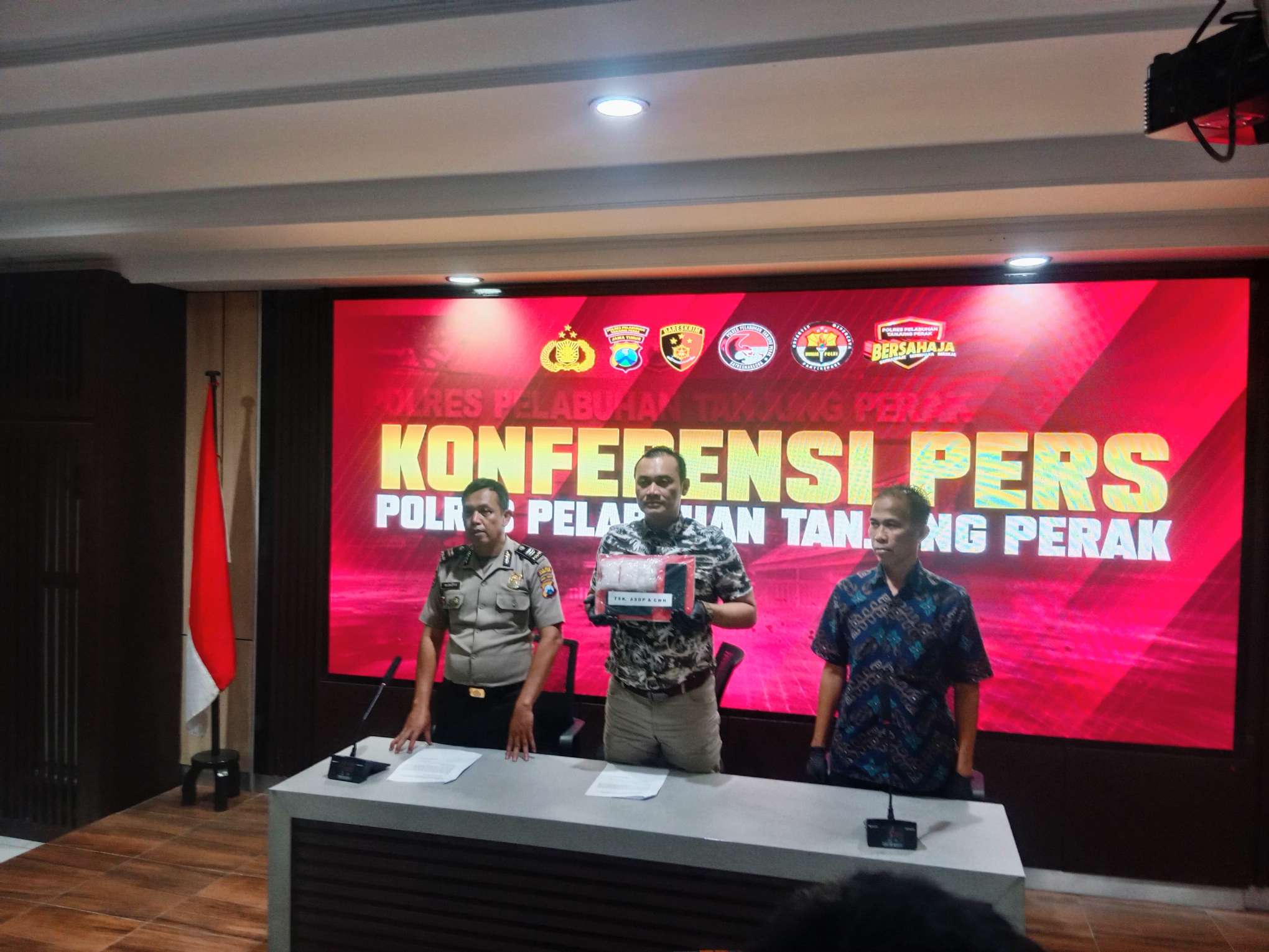 Foto: Konferensi pers Satresnarkoba Polres Pelabuhan Tanjung Perak menunjukkan barang bukti sabu seberat 292,93 gram hasil pengungkapan jaringan peredaran narkotika di Surabaya.
