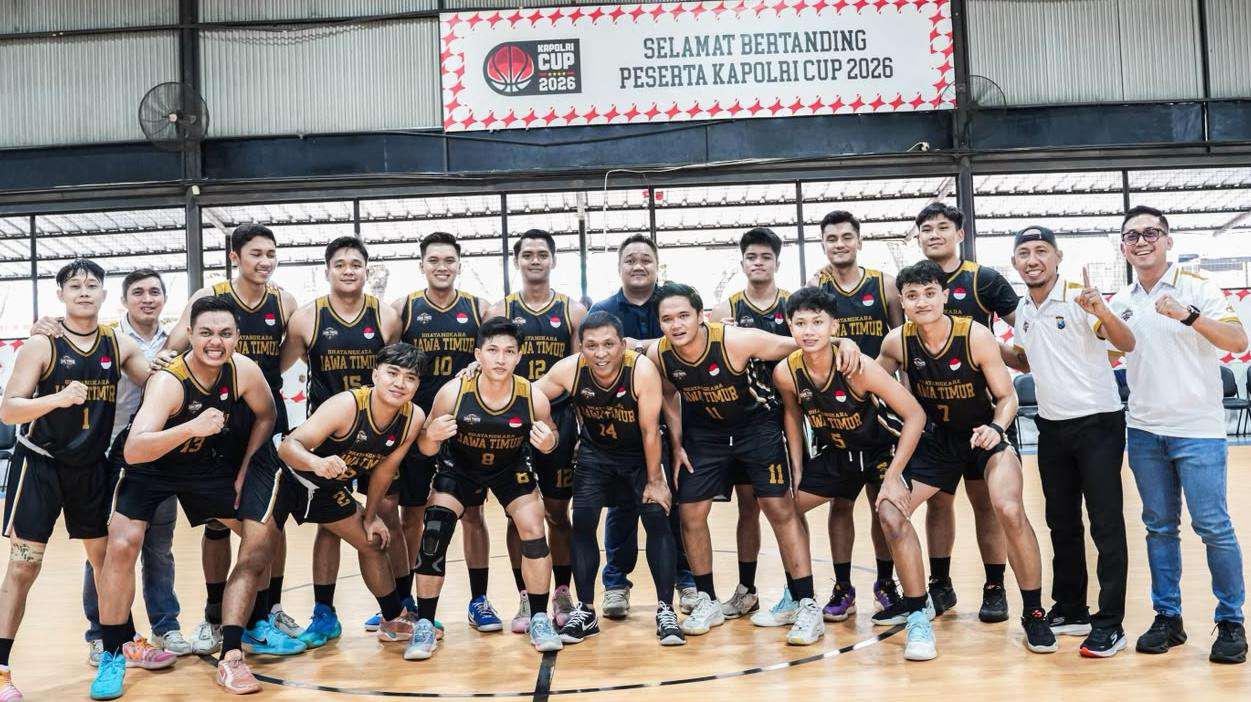 Foto: Tim Basket Polda Jawa Timur mengangkat trofi Juara 1 Kapolri Cup 2026 usai menjuarai turnamen basket nasional Polri di BSD Serpong Tangerang Selatan.