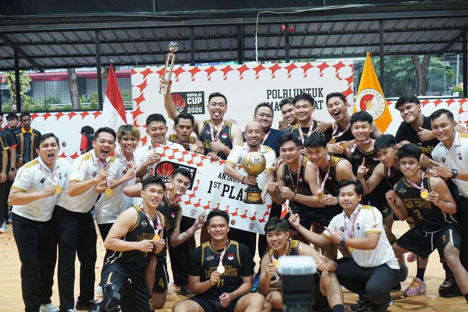 Foto: Tim Basket Polda Jawa Timur mengangkat trofi Juara 1 Kapolri Cup 2026 usai menjuarai turnamen basket nasional Polri di BSD Serpong Tangerang Selatan.