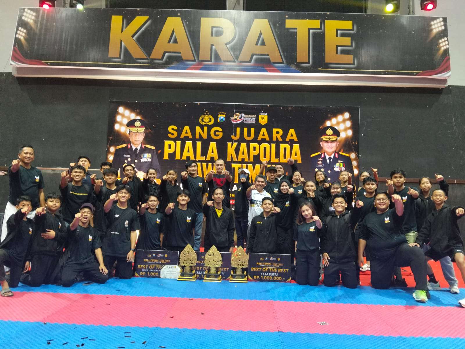 Foto: Kontingen karate binaan Polres Pelabuhan Tanjung Perak menunjukkan medali hasil perolehan pada Kejuaraan Karate Kapolda Jatim Cup 2026.