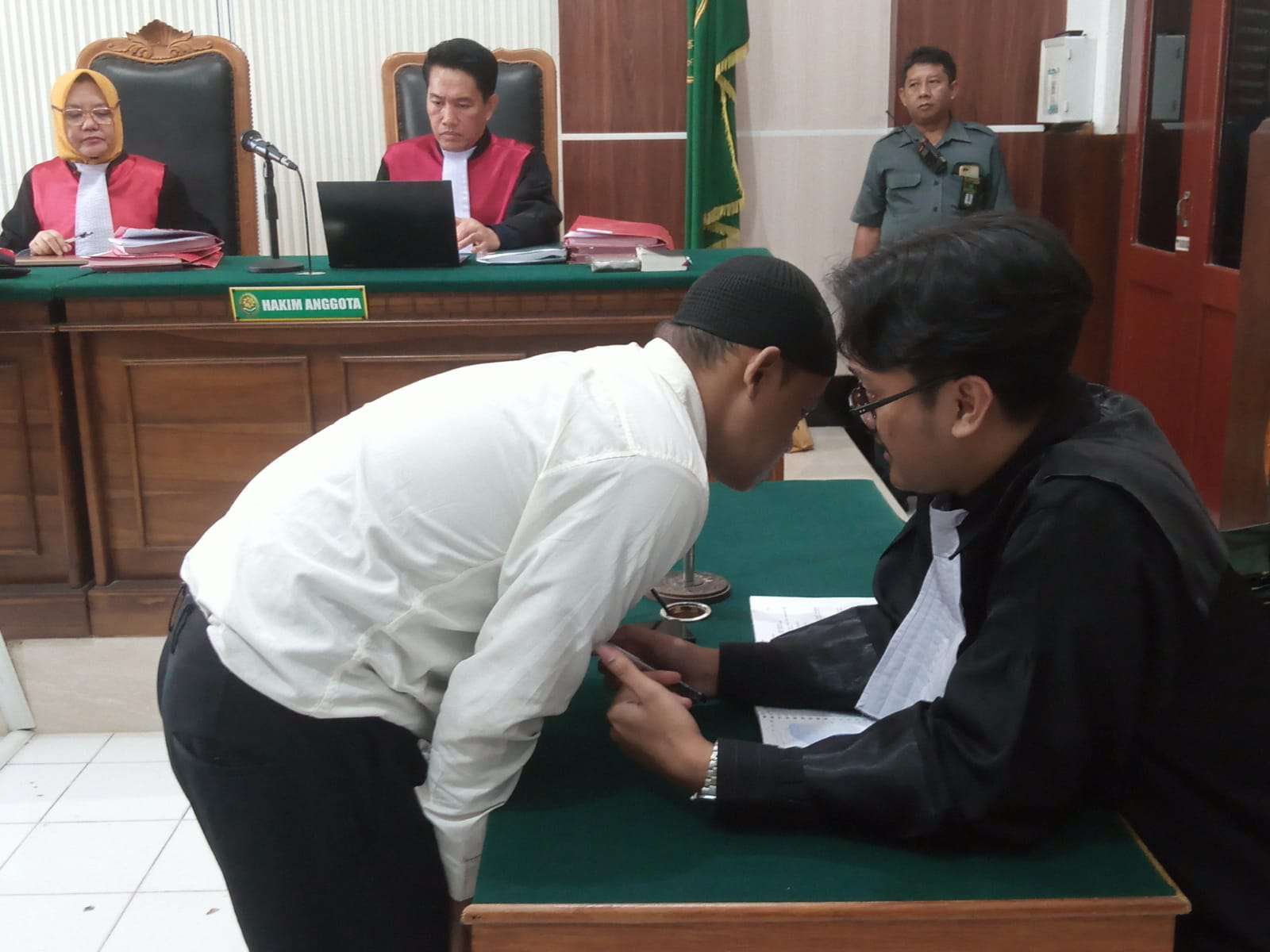 Foto: Majelis Hakim Pengadilan Negeri Surabaya menjatuhkan vonis 10 bulan penjara kepada Kepala Gudang Cimory Adi Purwoko dalam perkara pelanggaran Undang-Undang Perlindungan Konsumen.