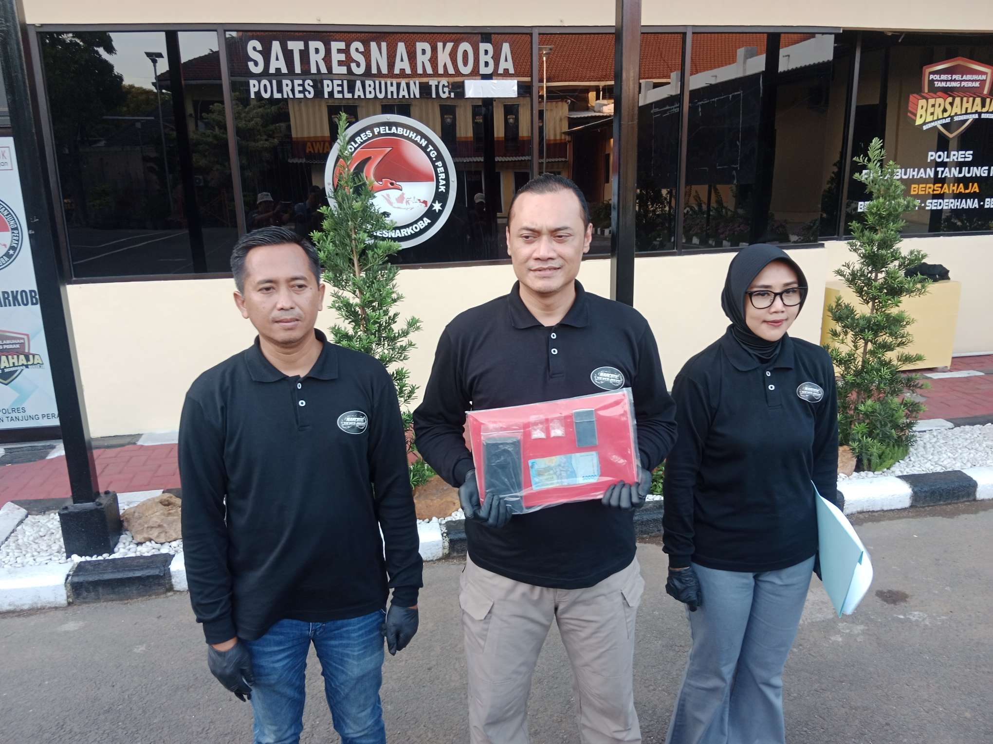 Foto: Kasatresnarkoba Polres Pelabuhan Tanjung Perak, AKP Adik Agus Putrawan, S.H., M.H., menunjukkan barang bukti sabu seberat 1,31 gram hasil penangkapan kurir narkotika di Surabaya.
