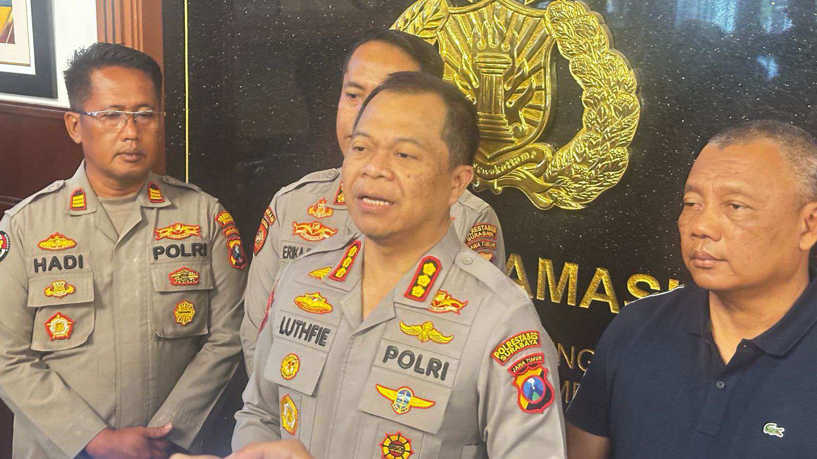 Foto: Kapolrestabes Surabaya Kombes Pol Luthfie Sulistiawan memberikan keterangan terkait penetapan empat tersangka dalam kericuhan aksi demonstrasi di depan Gedung Grahadi Surabaya.