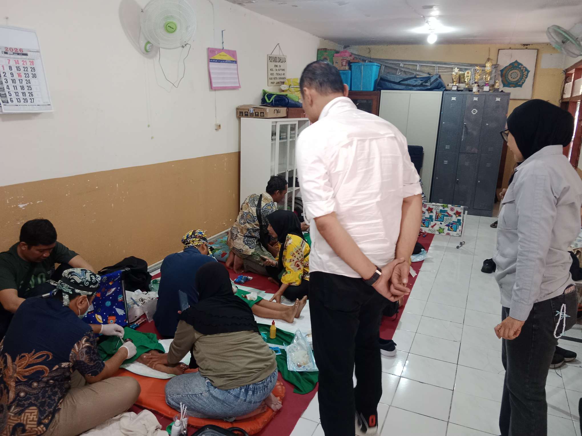 Foto: Pelaksanaan sunat massal gratis Komunitas Selatan Keras di Balai RW V Kupang Panjaan, Kelurahan Dr. Soetomo, Surabaya.