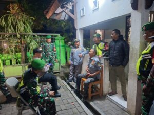 Patroli Sinergi Bersama Linmas, Koramil 03/Teluk Pucung Jamin Keamanan Wilayah Binaan