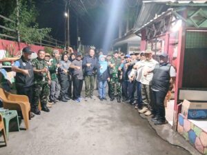 Babinsa Koramil 05/Kramatjati-Makasar dan Warga Gelar Patroli Malam Perkuat Kamtibmas di Halim Perdanakusuma