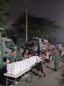Prajurit Bekangdam Jaya Tak Kenal Lelah Sediakan Makanan bagi Korban Kebakaran Kemayoran