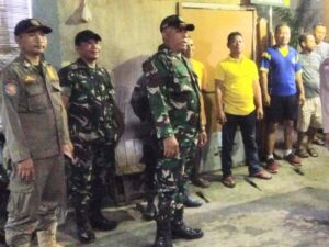 Patroli Komduk Sisir Wilayah Cipayung, Babinsa Ajak Warga Bersatu Cegah Tawuran dan Kenakalan Remaja