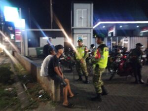 Patroli Lintas Sektoral Koramil 02/Pondok Gede dan Aparatur Kecamatan Perkuat Keamanan Wilayah