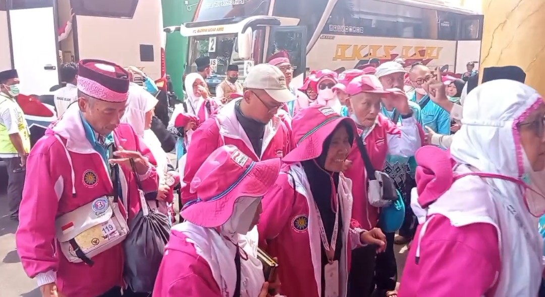Foto: Jamaah haji Debarkasi Surabaya tiba di Asrama Haji Surabaya setelah menunaikan ibadah haji 2026 di Arab Saudi.