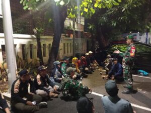 Babinsa Koramil 02/Matraman dan Tiga Pilar Gelar Patroli Malam