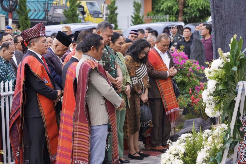 KSAD Jenderal Maruli Ziarah ke Makam Ompu Sobosihon Boru Sihotang, Tinjau Program Bakti TNI AD untuk Rakyat di Toba