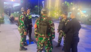 Babinsa Koramil 08/Duren Sawit Gelar Patroli dan Siskamling Keliling Bersama Komponen Masyarakat