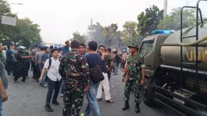 Kesigapan Denmadam Jaya Kerahkan Mobil Water Tank Padamkan Api Saat Aksi Demo di Depan UKI