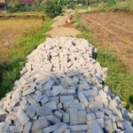 Sebulan Terbengkalai, Material Proyek Dana Desa Tutup Akses Panen Warga Dusun Wadeng, Kades Akui Lupa Anggaran