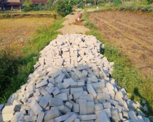 Sebulan Terbengkalai, Material Proyek Dana Desa Tutup Akses Panen Warga Dusun Wadeng, Kades Akui Lupa Anggaran
