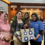 Arumi Bachsin Singgah di Anjungan EMCL, Dorong UMKM Wastra Bojonegoro Makin Kompetitif