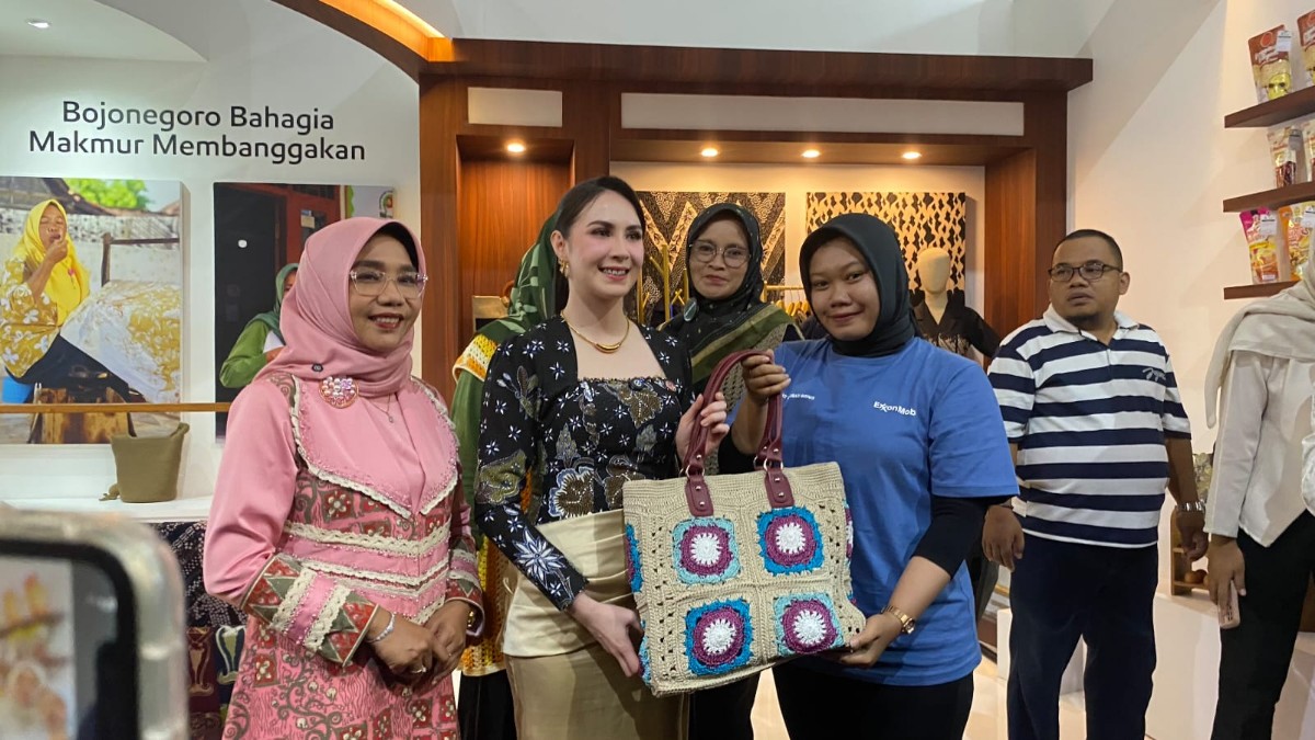 Arumi Bachsin Singgah di Anjungan EMCL, Dorong UMKM Wastra Bojonegoro Makin Kompetitif