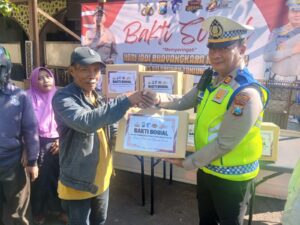 Peduli Sesama di HUT Bhayangkara ke-80, Polres Pelabuhan Tanjung Perak Bagi Sembako dan Bhakti Religi