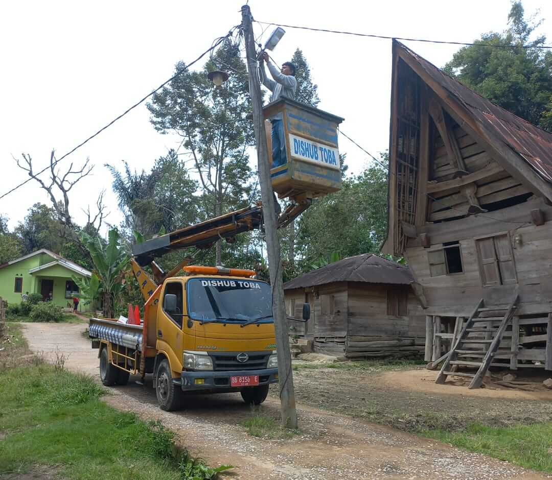 Sentuhan Infrastruktur hingga Pelosok, Bupati Effendi Napitupulu Pasang Lampu Jalan di Dua Dusun