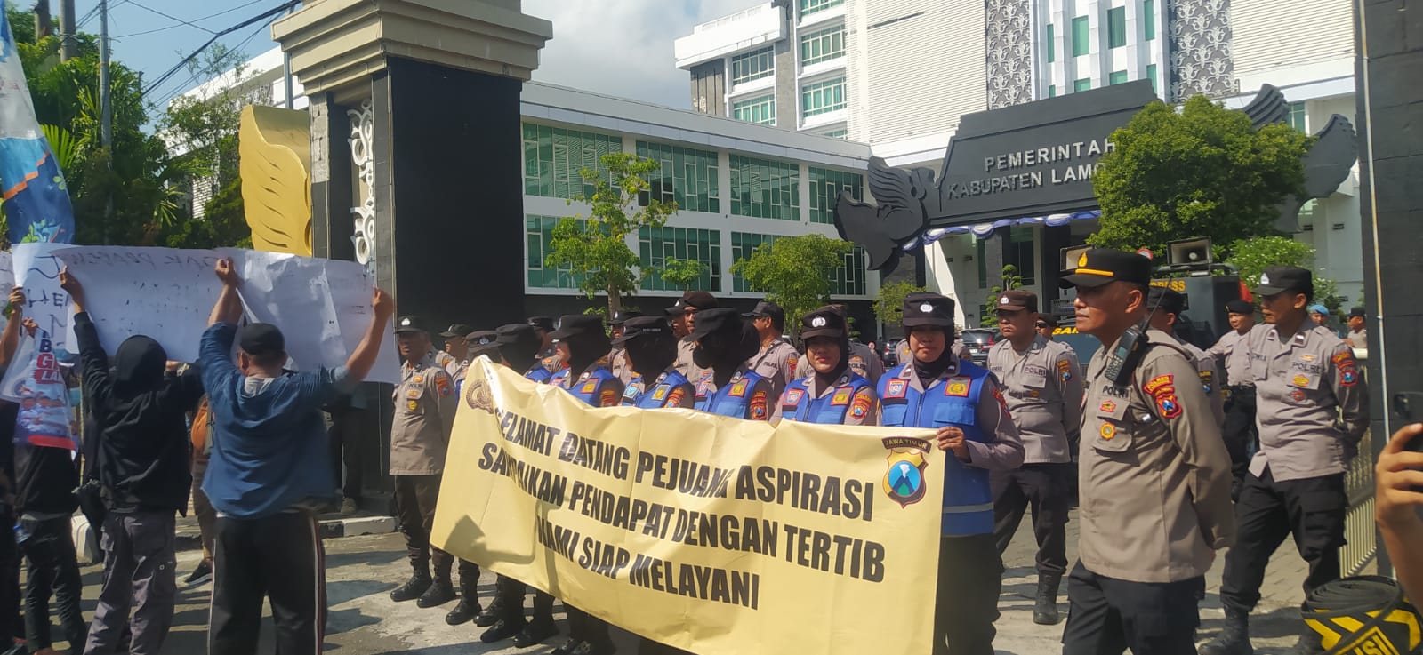 Foto: Koordinator Relawan Masyarakat Lamongan, Solikin, saat berorasi di depan Gedung Kantor Pemkab Lamongan.