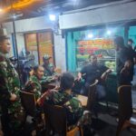 Babinsa Koramil 03/Ps.Rebo–Ciracas dan Warga Gelar Patroli Malam Ciptakan Ciracas Tetap Kondusif