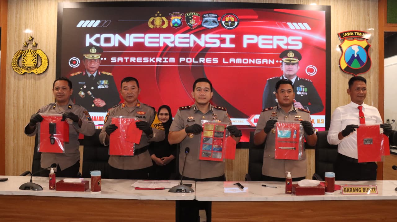 Foto: Konferensi pers Kapolres Lamongan AKBP Arif Fazlurrahman menunjukkan lima tersangka jaringan ganjal ATM lintas daerah beserta barang bukti hasil pengungkapan kasus di Lamongan, Jawa Timur.