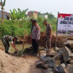 Kasiter Korem 051/Wijayakarta Hadiri Peletakan Batu Pertama Pembangunan Jembatan Armco di Desa Tamansari
