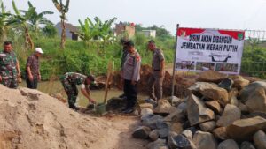 Kasiter Korem 051/Wijayakarta Hadiri Peletakan Batu Pertama Pembangunan Jembatan Armco di Desa Tamansari